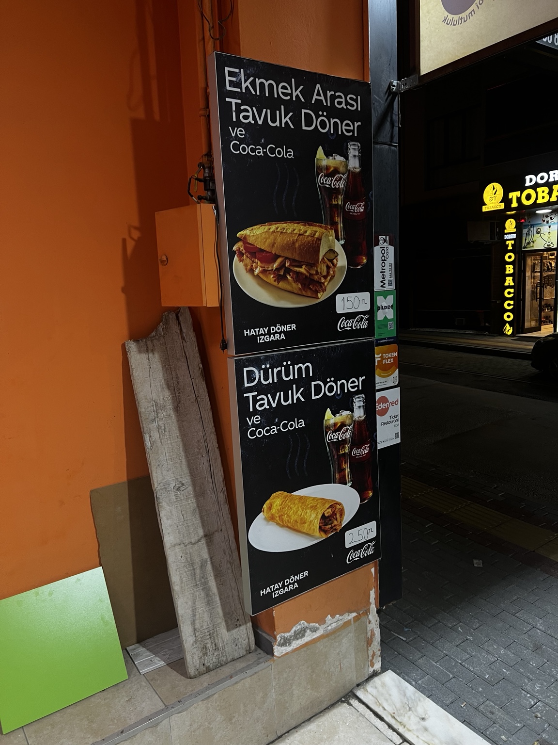 Restoran dışarıdaki ürün afişleri